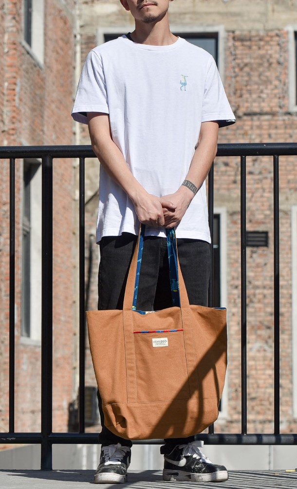 Model carrying the Seeker Reversible Tote bag from our Horizon Forbidden West collection