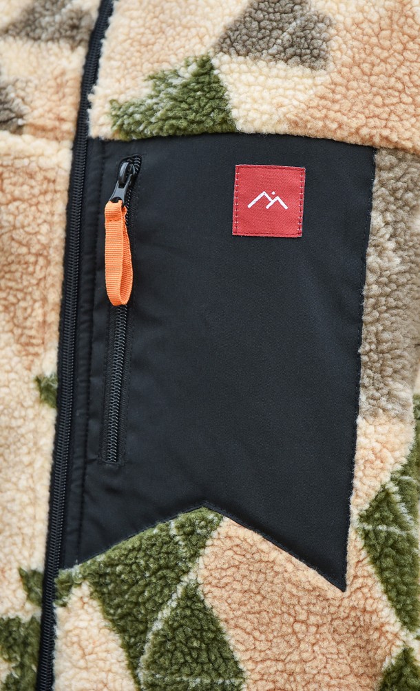 Close up detail on the front pocket of the Focus Fleece from our Horizon Call of the Mountain collection