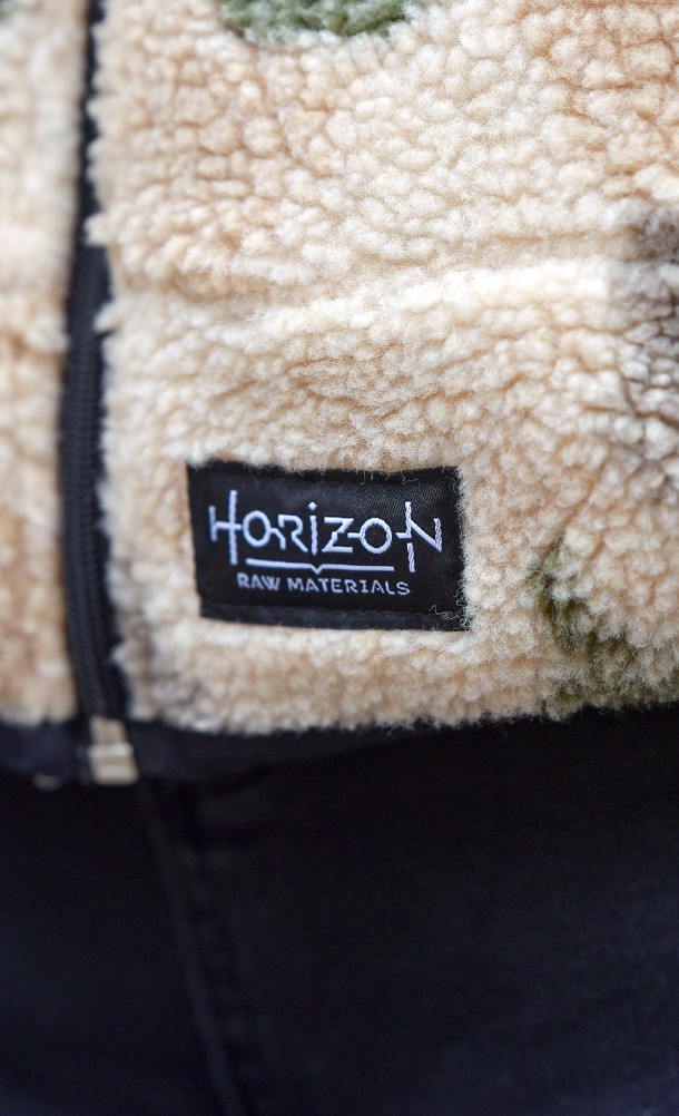 Close up detail on the front patch of the Focus Fleece from our Horizon Call of the Mountain collection